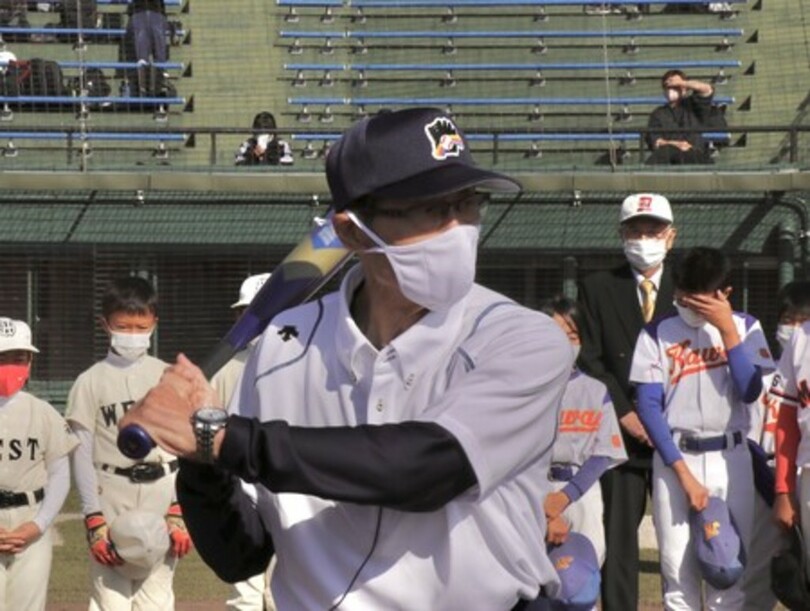 元プロ野球選手の豪快プレーに会場沸く 王貞治理事長ら豪華講師陣が福岡に集結し子どもたちに野球指導 写真1枚 国際ニュース Afpbb News