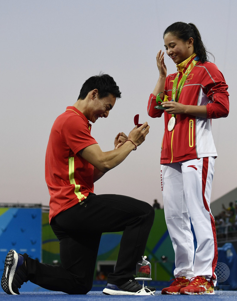 五輪表彰台から結婚へダイブ 中国飛び込み選手が公開プロポーズ 写真15枚 国際ニュース Afpbb News