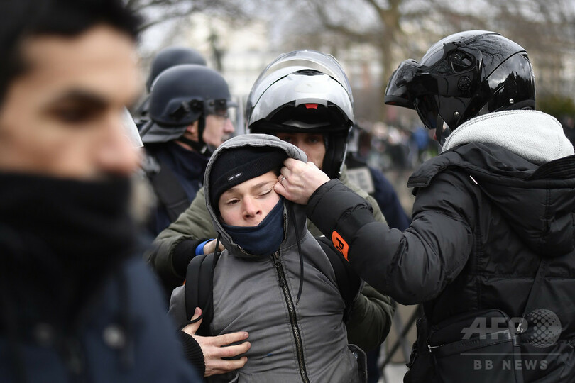 パリで高校生らのデモ暴徒化、警官の黒人男性レイプ事件に抗議