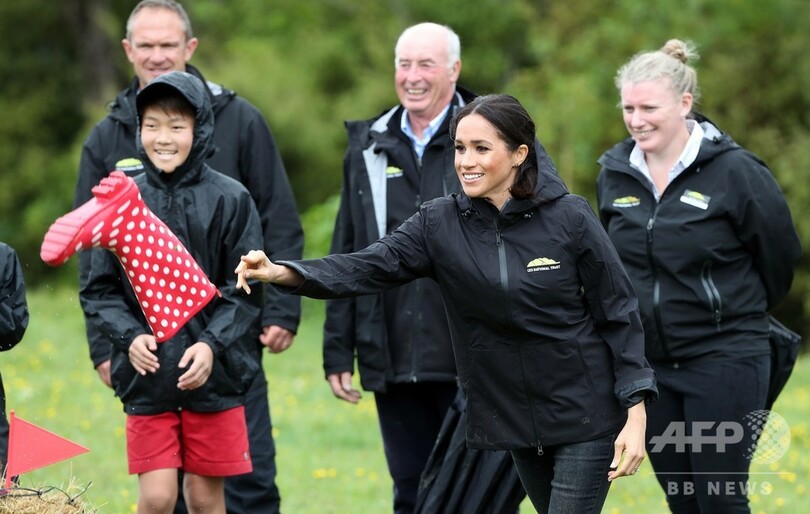 ヘンリー英王子夫妻がNZで長靴投げ対決、勝利したのは？