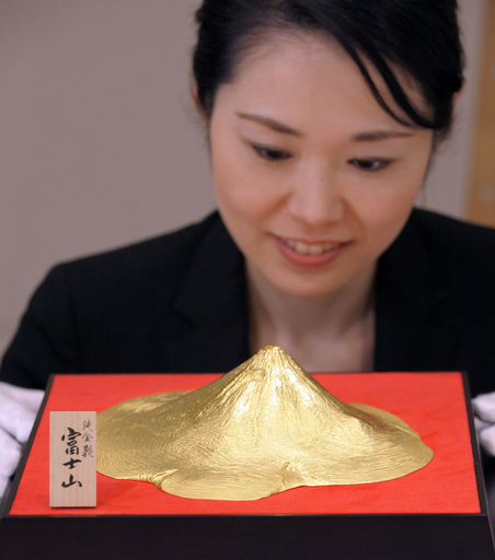 純金製の富士山、16日から販売 価格は1177万円 写真3枚 国際ニュース