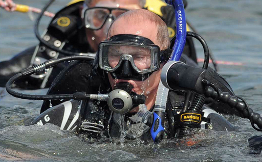 タフガイ」プーチン首相が海底遺跡を探索、6世紀のつぼ発見 写真10枚