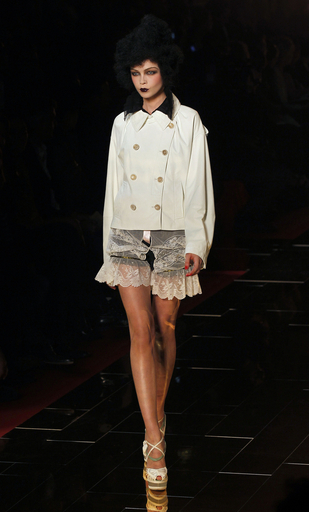 11年春夏パリコレクション＞ジョン・ガリアーノ、新作を発表 写真28枚