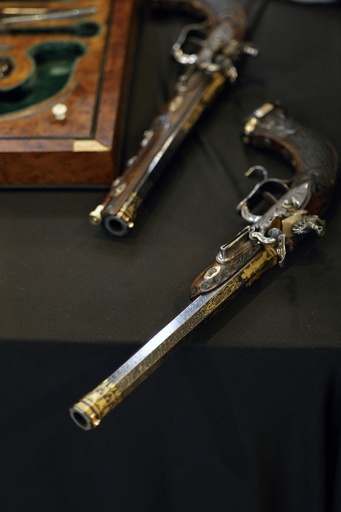 ナポレオン自殺未遂の拳銃2丁、2.9億円で落札 仏政府は国宝に指定 写真