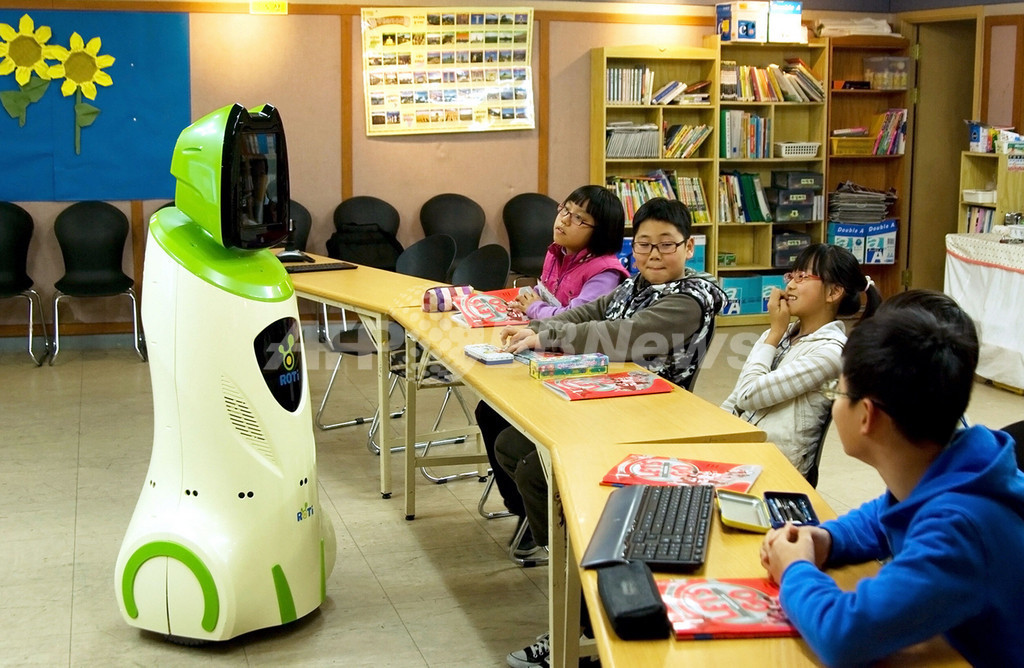 宿題忘れても怒らない?「ロボット教師」が韓国の小学生に人気 宿題忘れても怒らない?「ロボット教師」が韓国の小学生に人気
