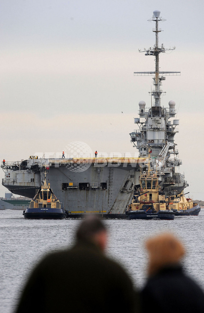 アスベスト汚染の仏退役空母クレマンソー、解体のため英国に到着 写真9枚 国際ニュース：AFPBB News