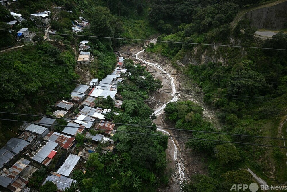 豪雨で汚水流れ込む川氾濫、スラムの家流され3人死亡 グアテマラ 写真16枚 国際ニュース：AFPBB News