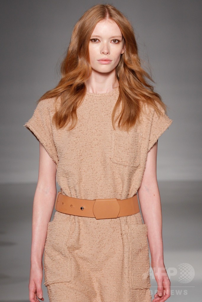 膝下丈のスカートでエレガントに、「ジル・スチュアート」15年春夏