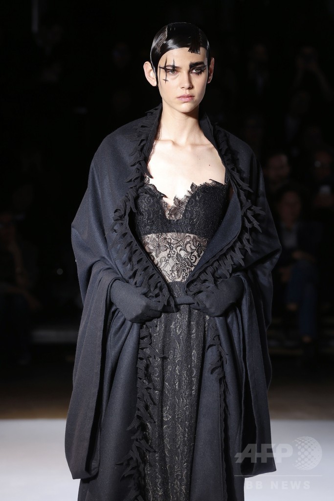 古代ギリシャに着想を得た一枚の布で見せる服、「ヨウジヤマモト」15/16秋冬