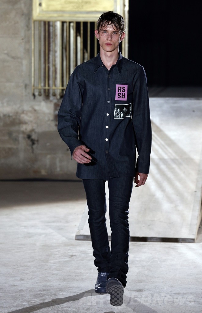 インナーの柄をアクセントに、「ラフ・シモンズ」15年春夏メンズ