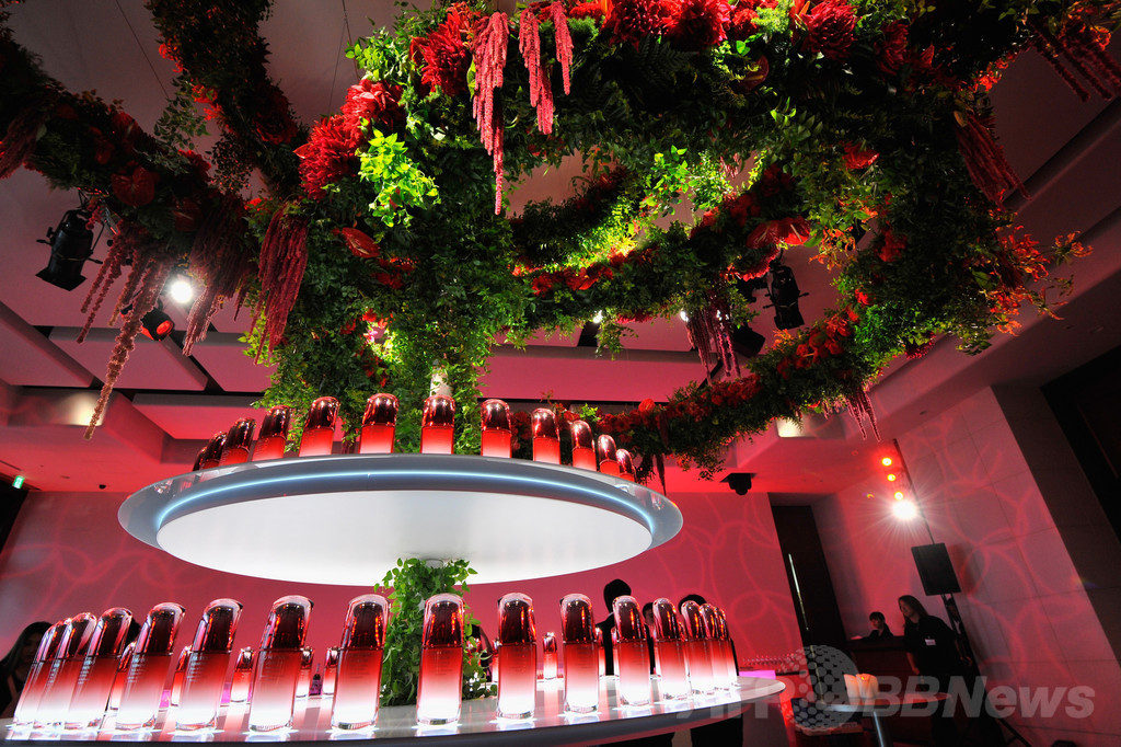 東信氏の作品で鮮やかな赤を表現、「SHISEIDO」新美容液