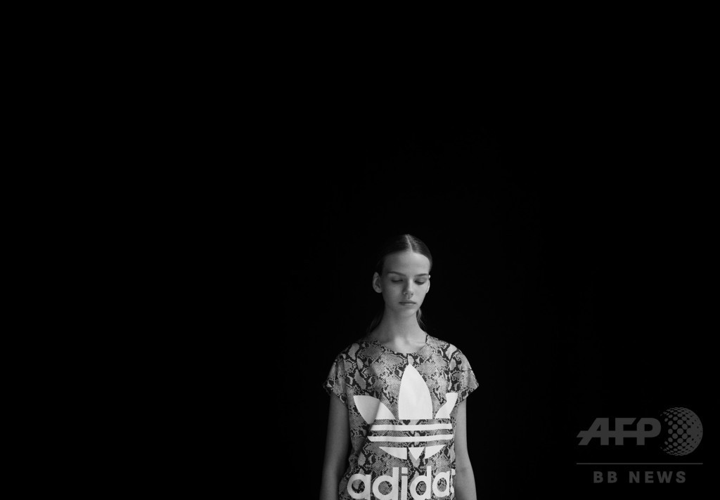 adidas × HYKE、伊勢丹新宿店で11日から先行発売