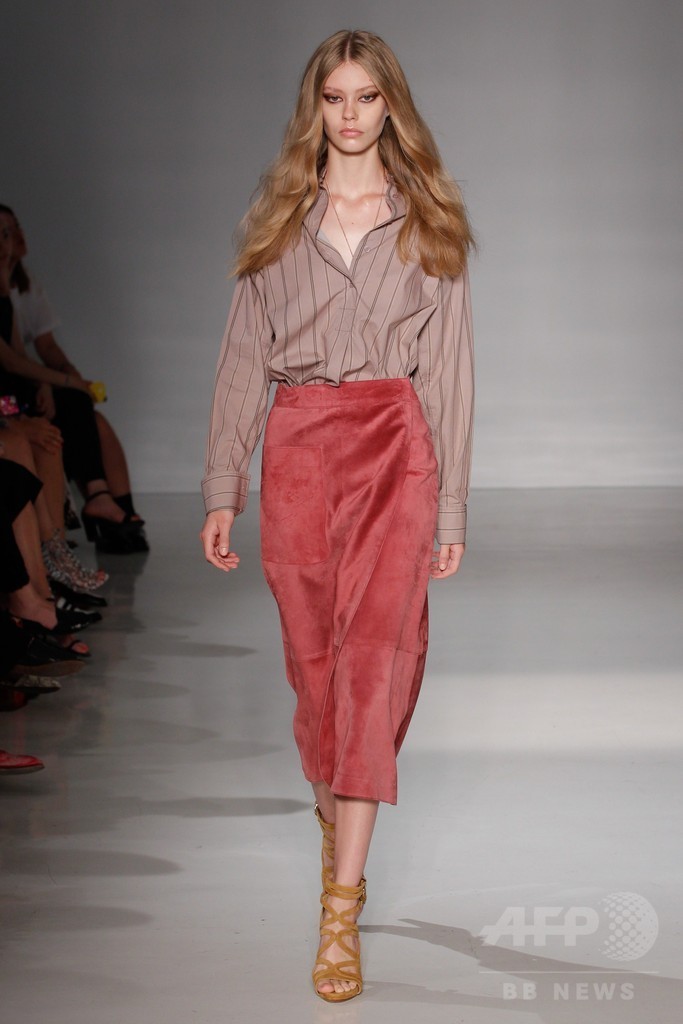 膝下丈のスカートでエレガントに、「ジル・スチュアート」15年春夏