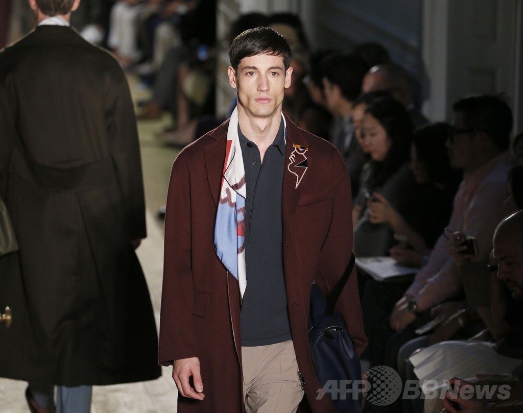 動植物を描いたシックなテキスタイルに注目、「ヴァレンティノ」15年春夏メンズ