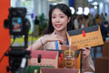 コーヒー産業館でライブ配信する出展者（2024年7月24日撮影）。(c)Xinhua News
