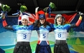2010年%%バンクーバー冬季五輪%%スケルトン女子。フラワーセレモニーで喜ぶ（左から）2位のケルスティン・シムコビアク（%%Kerstin Szymkowiak%%、ドイツ）、優勝したエイミー・ウィリアムズ（%%Amy Williams%%、英国）、3位のアーニャ・フーバー（%%Anja Huber%%、ドイツ）。（2010年2月19日撮影）(c)AFP/LEON NEAL
