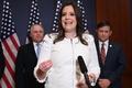 米首都ワシントンの連邦議会議事堂で、共和党の党会議議長に選出された後に記者会見をするエリス・ステファニク氏（中央、2021年5月14日撮影）。(c)MANDEL NGAN / AFP