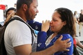 ブラジル北東部バイア州で沈没したフェリーから救出された女性（2017年8月24日撮影）。(c)AFP/LUCIO TAVORA