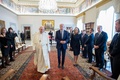 バチカン市国で会談した（左から）フランシスコ教皇、ジョー・バイデン米大統領、ジル・バイデン米大統領夫人（2021年10月29日撮影）。(c)AFP PHOTO /VATICAN MEDIA / HANDOUT