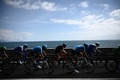 自転車ロードレースのワンデークラシック、ミラノ～サンレモ。レースに臨む集団（2023年3月18日撮影）。(c)Marco BERTORELLO / AFP