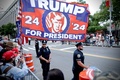 米ニューヨーク地裁前で、ドナルド・トランプ前大統領の到着を待つ支持者（2024年5月30日撮影）。(c)Kena Betancur / AFP