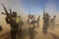 イスラム過激派組織「イスラム国」が支配するイラク北部ティクリート奪還作戦に従事する政府軍側の戦闘員ら（2015年3月11日撮影）。(c)AFP/AHMAD AL-RUBAYE