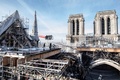 再建作業中の仏パリのノートルダム大聖堂の屋根から、火災で溶けた足場を撤去する作業員ら（2020年11月24日撮影）。(c) Martin BUREAU / AFP