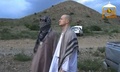 アフガニスタンの旧支配勢力タリバン（Taliban）が公開した、米軍兵士、ボウ・バーグダール（Bowe Bergdahl）軍曹（右）の身柄を米軍に引き渡す映像より（撮影日不明、2014年6月4日提供）。(c)AFP/Al-Emara