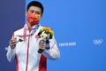 東京五輪、男子10メートル高飛び込みの表彰式で銀メダルを手にポーズを取る中国の楊健（2021年8月7日撮影）。(c)Oli SCARFF / AFP