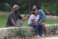 米テキサス州ユバルディで、カウンセリングが提供される市民センターの前に座り泣く女の子（2022年5月24日撮影）。(c)allison dinner / AFP