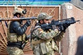 イラク・モスル南部で銃を構えるイラク兵（2017年1月13日撮影）。(c)AFP/Mahmoud AL-SAMARRAI