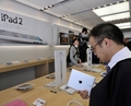 都内のアップルストアでiPad 2を見る人びと（2011年4月28日撮影）。(c)AFP/Yoshikazu TSUNO