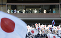皇居で行われた恒例となっている新年の一般参賀で、詰めかけた参賀者に手を振る天皇、皇后両陛下と皇族方（2009年1月2日撮影）。(c)AFP/TOSHIFUMI KITAMURA