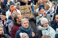 オーストリア・ウィーンで新型コロナウイルスワクチンに反対するデモに参加する人々（2021年11月14日撮影）。(c)GEORG HOCHMUTH / APA / AFP