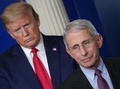米ホワイトハウスで記者会見に臨む国立アレルギー感染症研究所のアンソニー・ファウチ所長（右）とドナルド・トランプ米大統領（2020年4月22日撮影）。(c)MANDEL NGAN / AFP