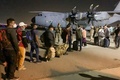 アフガニスタンの首都カブールの空港で、仏軍の輸送機に乗り込む仏国民やアフガン人ら（2021年8月17日撮影）。(c)AFP