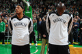 13-14NBA、ボストン・セルティックス（Boston Celtics）対ブルックリン・ネッツ（Brooklyn Nets）。試合前の国歌斉唱に臨むブルックリン・ネッツのポール・ピアース（Paul Pierce）とケビン・ガーネット（Kevin Garnett、2014年1月26日撮影）。(c)AFP/Getty Images/NBAE/Steve Babineau