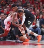 21-22NBAプレーオフ、イースタンカンファレンス1回戦、シカゴ・ブルズ対ミルウォーキー・バックス。シカゴ・ブルズのデリック・ジョーンズJr.（左）　にボールを奪われるミルウォーキー・バックスのヤニス・アデトクンポ（2022年4月24日撮影）。(c)Jonathan Daniel/ Getty Images/AFP
