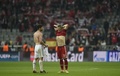 サッカー欧州チャンピオンズリーグ2013-14（UEFA Champions League 2013-14）準決勝第2戦、バイエルン・ミュンヘン（Bayern Munich）対レアル・マドリード（Real Madrid）。試合後にユニホームを交換するレアル・マドリードのシャビ・アロンソ（Xabi Alonso、左）とバイエルン・ミュンヘンのバスティアン・シュバインシュタイガー（Bastian Schweinsteiger、2014年4月29日撮影）。(c)AFP/ODD ANDERSEN