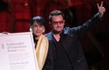 ノルウェーでの国際会議に出席したミャンマーのアウン・サン・スー・チー氏とロックバンド「U2」のボノ氏（2012年6月18日撮影）。(c)AFP PHOTO / DANIEL SANNUM LAUTEN