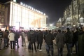 大みそかの夜にドイツ西部ケルンの中央駅前に集まる人々（2015年12月31日撮影）。(c)AFP/dpa/Markus Boehm