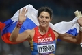 ロンドン五輪、女子ハンマー投げ決勝。金メダルを獲得し、国旗を掲げて歓喜するロシアのタチアナ・リセンコ（Tatyana Lysenko、2012年8月10日撮影）。(c)AFP/ERIC FEFERBERG
