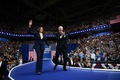 米大統領選の民主党候補、カマラ・ハリス副大統領と副大統領候補のティム・ワルツ・ミネソタ州知事。フィラデルフィアで（2024年8月6日撮影）。(c)MATTHEW HATCHER / AFP