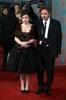 英国アカデミー賞（British Academy Film Awards）授賞式に出席した映画監督ティム・バートン（Tim Burton）と妻で女優のヘレナ・ボナム・カーター（Helena Bonham Carter、2013年2月10日撮影）。(c)AFP/ANDREW COWIE