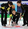 2010年%%バンクーバー冬季五輪%%、カーリング女子1次リーグ、日本対スイス。日本は4-10で敗れ、通算成績を3勝4敗とした。写真はストーンを投じる日本の近江谷杏菜（%%Anna Omiya%%、中央）。（2010年2月22日撮影）(c)AFP/TOSHIFUMI KITAMURA