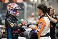 24F1第18戦シンガポールGP予選を終えて握手を交わすレッドブルのマックス・フェルスタッペン（左）とマクラーレンのランド・ノリス（2024年9月21日撮影）。(c)Lillian SUWANRUMPHA/AFP