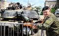 ロシアの首都モスクワ西部のポクロンナヤの丘にある第2次世界大戦の戦勝記念公園で、同国軍がウクライナで鹵獲（ろかく）した米国製主力戦車「M12A1エーブラムス」のそばに立つロシア海兵隊員（2024年6月27日撮影）。(c)Alexander NEMENOV / AFP