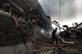 バングラデシュ・ダッカ郊外のトンギで、爆発による火災が起きた工場で消火活動にあたる消防隊員（2016年9月10日撮影）。(c)AFP