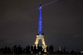 仏パリで、ロシアのウクライナ侵攻開始から1年を翌日に控え、ウクライナ国旗色にライトアップされたエッフェル塔（2023年2月23日撮影）。(c)Ludovic MARIN / AFP