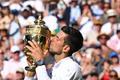 テニス、ウィンブルドン選手権、男子シングルス決勝。優勝トロフィーにキスするノバク・ジョコビッチ（2022年7月10日撮影）。(c)SEBASTIEN BOZON / AFP
